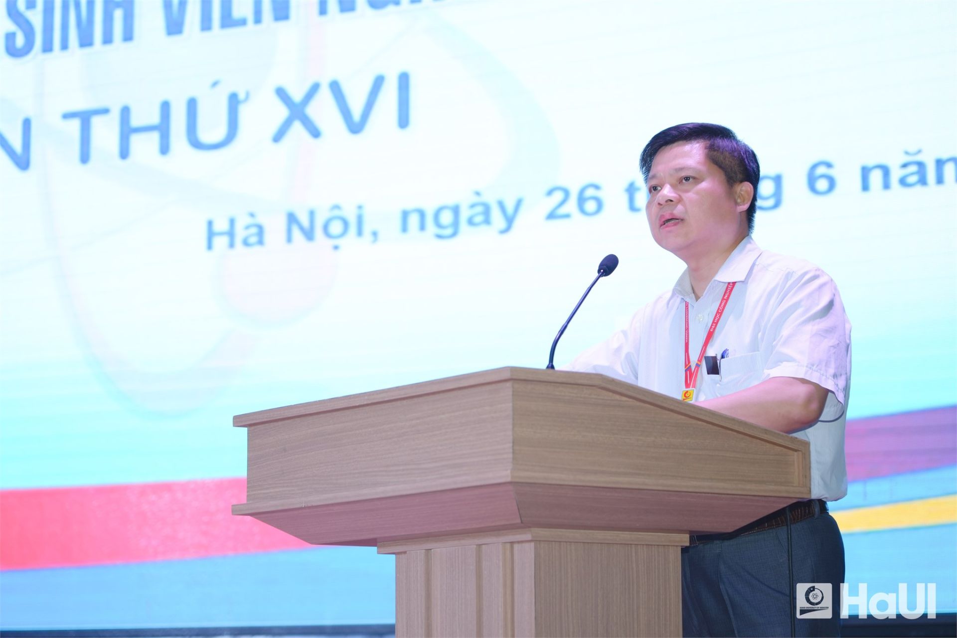 PGS.TS. Phạm Văn Đông - Phó Hiệu trưởng Nhà trường phát biểu tại hội nghị