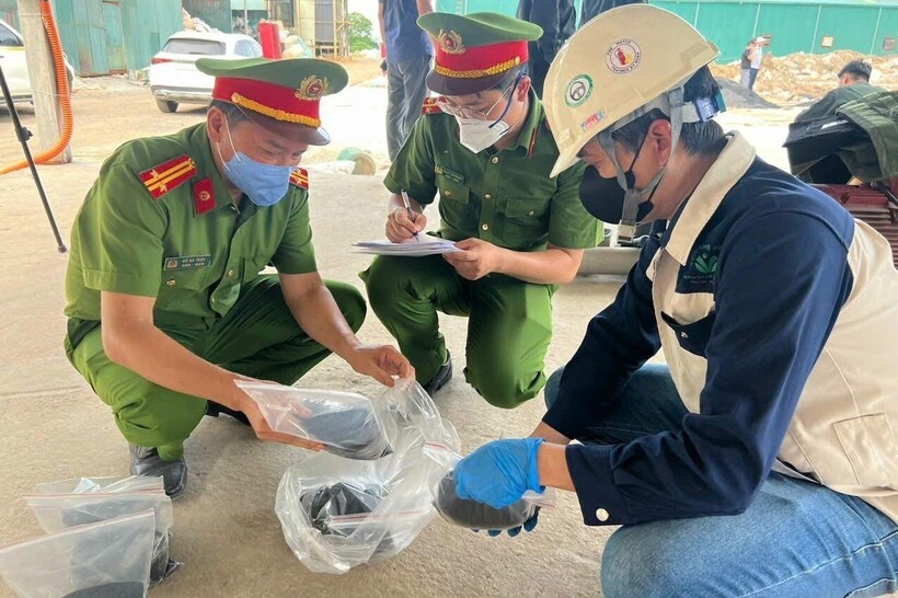 Cán bộ Phòng Cảnh sát kinh tế CATP Hà Nội phối hợp với lực lượng chức năng tiến hành niêm phong, thu giữ mẫu chất thải để phục vụ công tác điều tra.