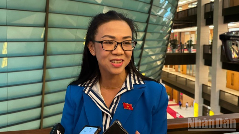 Đại biểu Trịnh Thị Tú Anh (Đoàn Lâm Đồng). (Ảnh: TRUNG HƯNG)