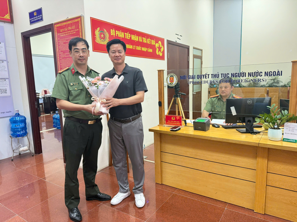 Lãnh đạo Phòng Quản lý xuất nhập cảnh tặng hoa cho người nước ngoài đầu tiên được thu nhận hồ sơ định danh điện tử cấp độ 2. Lãnh đạo Phòng Quản lý xuất nhập cảnh tặng hoa cho người nước ngoài đầu tiên được thu nhận hồ sơ định danh điện tử cấp độ 2.