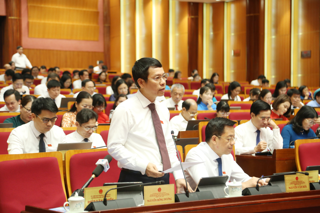 Đại biểu Nguyễn Hồng Dương, Tổ đại biểu HĐND TP Uông Bí, phát biểu thảo luận tại hội trường.