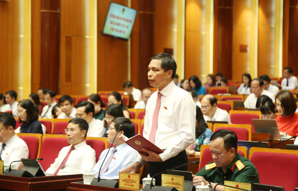 Ôg Vũ Văn Diện, Phó Chủ tịch Thường trực UBND tỉnh Quảng Ninh, tiếp thu và giải trình tại kỳ họp.