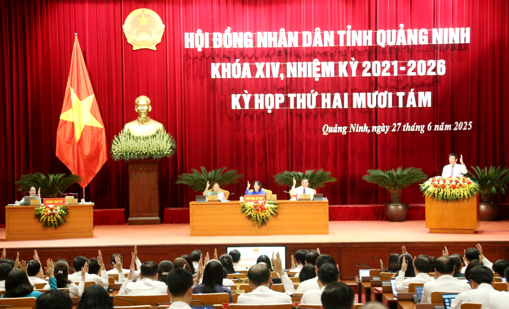 Các đại biểu biểu quyết thông qua các nghị quyết tại kỳ họp.