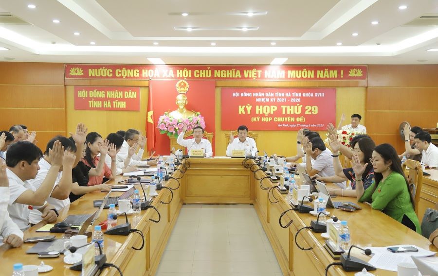 Các đại biểu biểu quyết thông qua các nghị quyết tại kỳ họp.