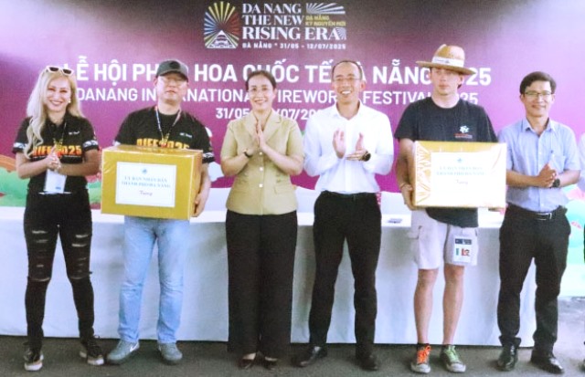 Phó Chủ tịch UBND TP. Đà Nẵng Bà Nguyễn Thị Anh Thi (thứ 3 từ trái sang) tặng quà cho hai đội. Phó Chủ tịch UBND TP. Đà Nẵng Bà Nguyễn Thị Anh Thi (thứ 3 từ trái sang) tặng quà cho hai đội.