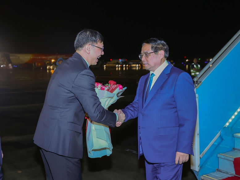 Đêm 26/6, Thủ tướng Chính phủ Phạm Minh Chính và Đoàn đại biểu Việt Nam đã về tới sân bay quốc tế Nội Bài, Hà Nội, kết thúc tốt đẹp chuyến công tác tham dự Hội nghị thường niên các nhà tiên phong lần thứ 16 của Diễn đàn Kinh tế thế giới (WEF) và làm việc tại Trung Quốc - Ảnh: VGP/Nhật Bắc Đêm 26/6, Thủ tướng Chính phủ Phạm Minh Chính và Đoàn đại biểu Việt Nam đã về tới sân bay quốc tế Nội Bài, Hà Nội, kết thúc tốt đẹp chuyến công tác tham dự Hội nghị thường niên các nhà tiên phong lần thứ 16 của Diễn đàn Kinh tế thế giới (WEF) và làm việc tại Trung Quốc - Ảnh: VGP/Nhật Bắc