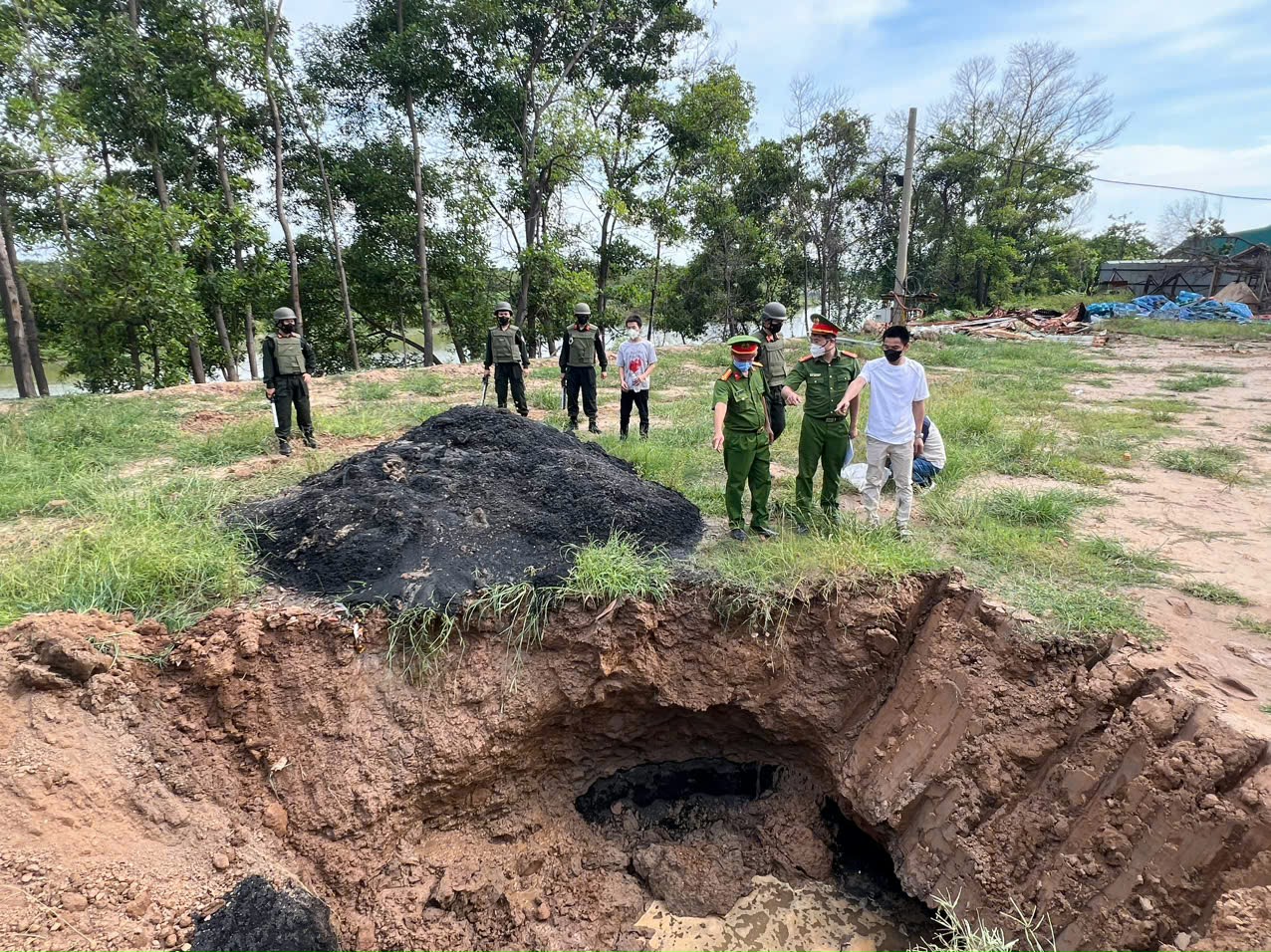 Khu vực chôn lấp chất thải được lực lượng Công an phát hiện và đưa vào khám nghiệm tại hiện trường.