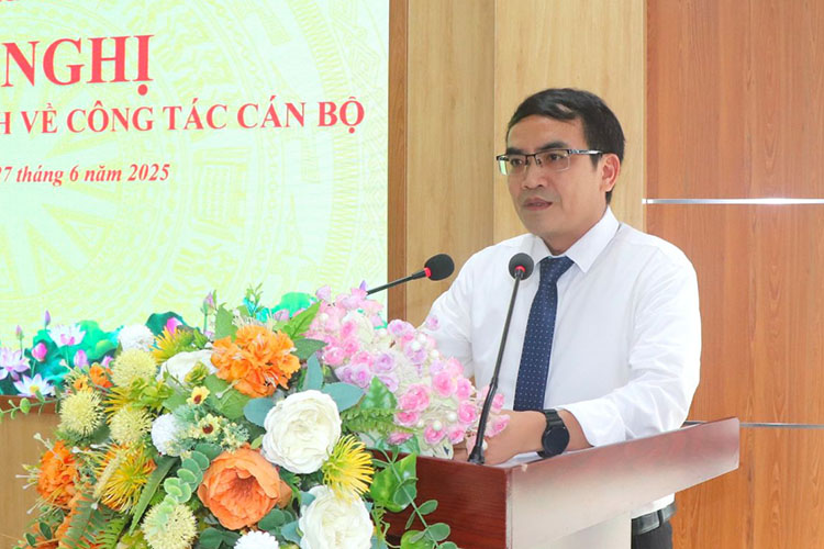 Ông Lưu Hồng Phương phát biểu nhận nhiệm vụ. Ảnh: Cổng thông tin điện tử Lai Châu