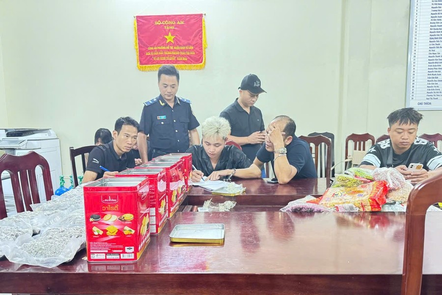 Lực lượng chức năng làm việc với đối tượng và xử lý vụ việc. Lực lượng chức năng làm việc với đối tượng và xử lý vụ việc.