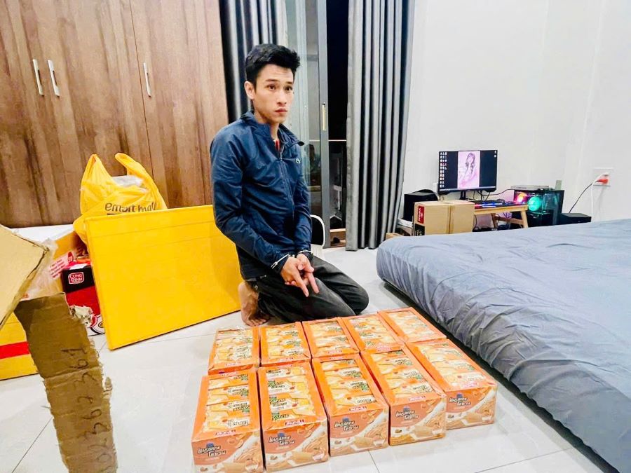 Các đối tượng ngụy trang ma túy trong các hộp bánh kẹo. Các đối tượng ngụy trang ma túy trong các hộp bánh kẹo.