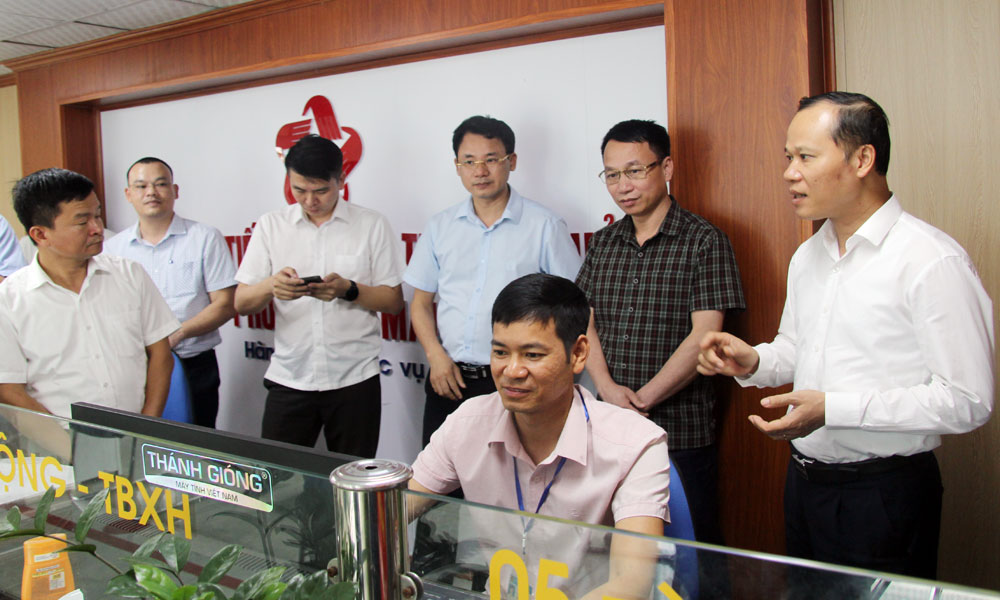 Đoàn kiểm tra thực tế việc vận hành thử phần mềm của cán bộ Trung tâm Hành chính công phường Đa Mai.