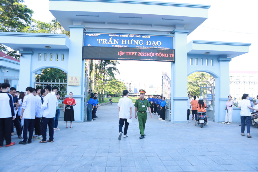 điểm thi Trường THPT Trần Hưng Đạo có 775 thí sinh đăng ký dự thi điểm thi Trường THPT Trần Hưng Đạo có 775 thí sinh đăng ký dự thi