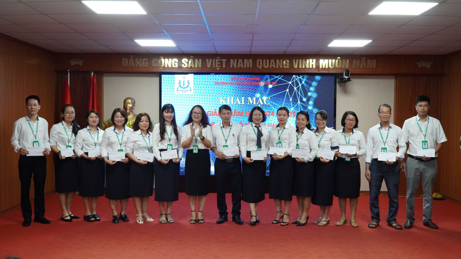 TS. Nguyễn Thị Ngọc Quỳnh - Chủ tịch Công đoàn trường tặng quà các đồng chí tham gia Hội giảng