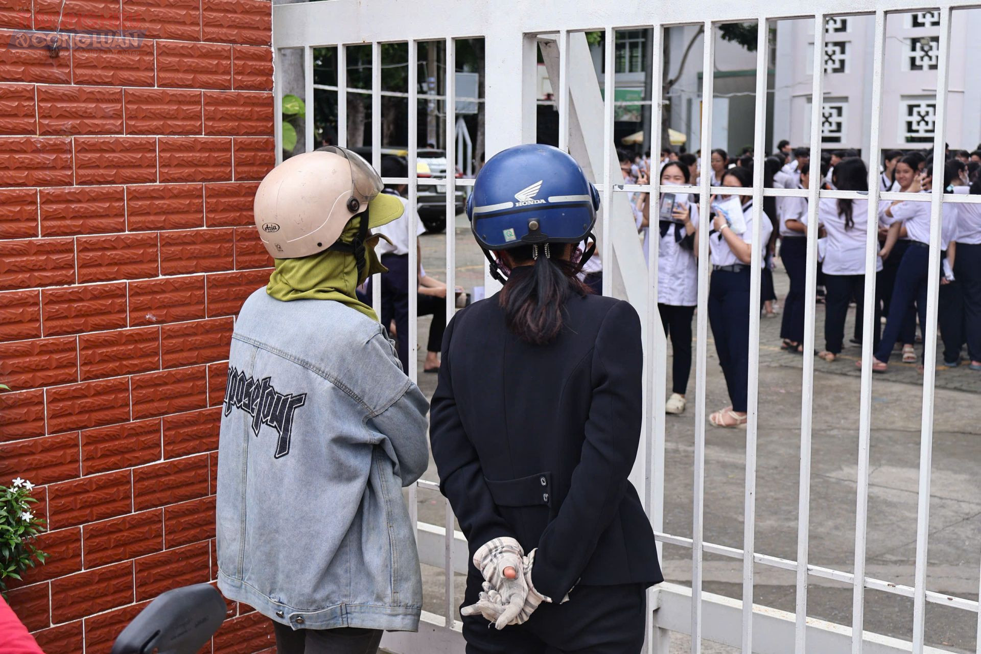 Bậc phụ huynh dõi theo con bước vào phòng thi với mong muốn con tự tin, bình tĩnh để đạt được kết quả tốt nhất