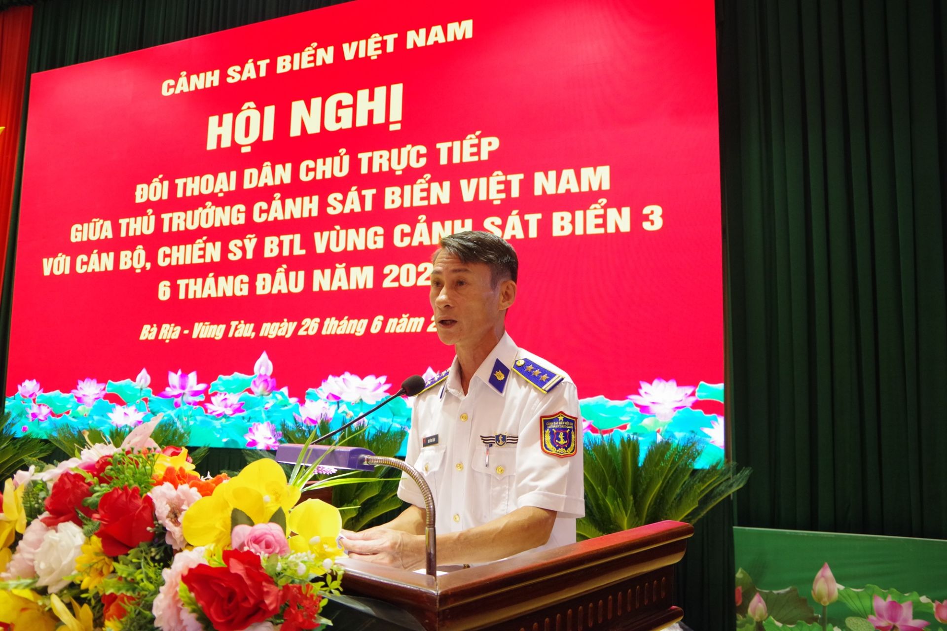 Thượng tá Bùi Vĩnh Trân Chủ nhiệm Chính trị Bộ Tư lệnh Vùng Cảnh sát biển 3 điều hành hội nghị