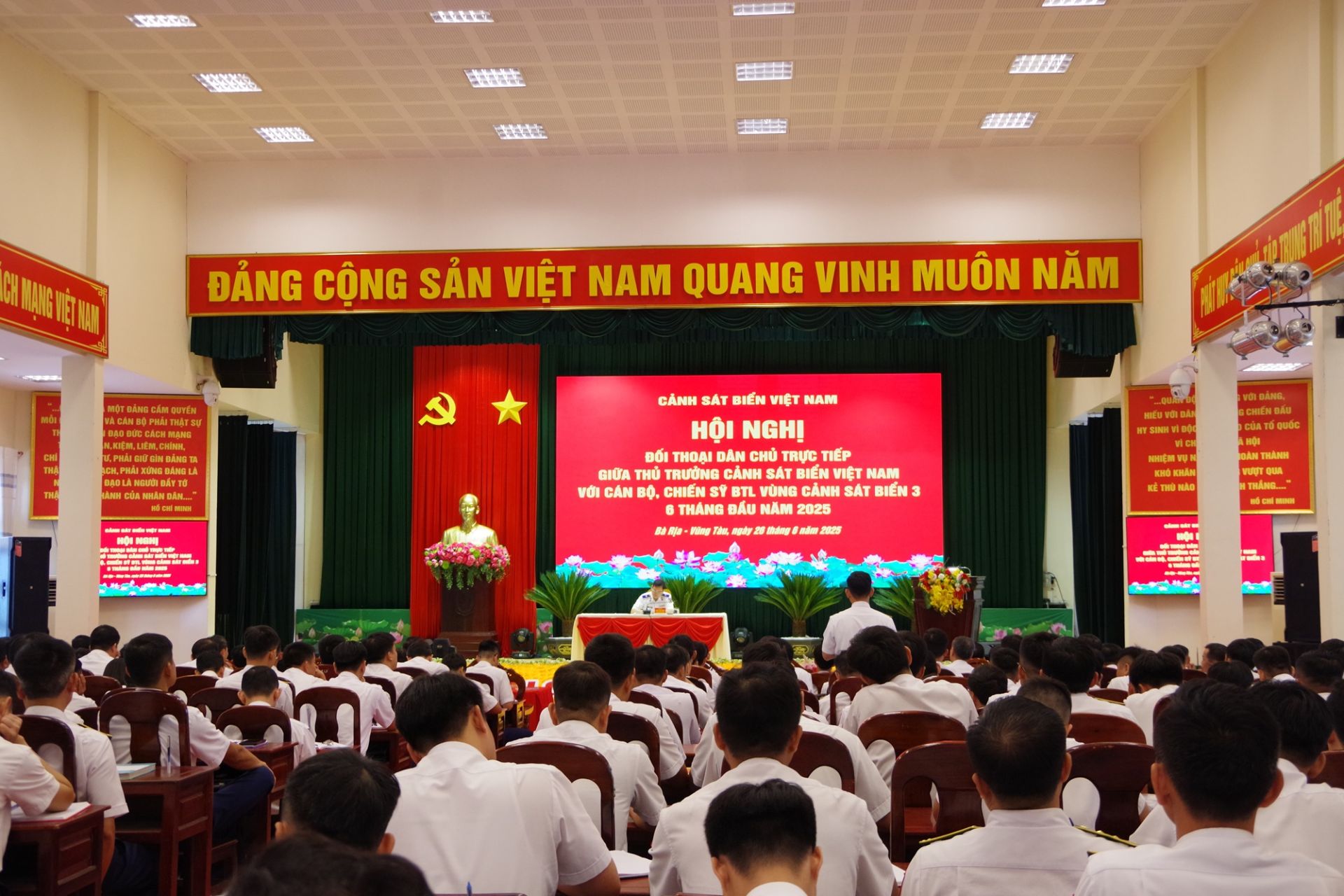 Phát huy dân chủ, tăng cường đoàn kết, xây dựng đơn vị vững mạnh toàn diện