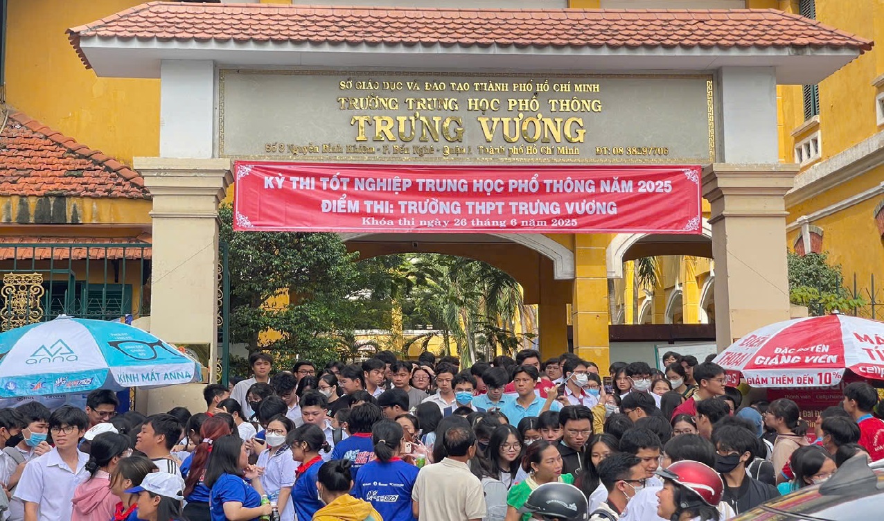 Các em hoàn thành bài thi THPT Quốc Gia 2025 tại điểm thì của Trường PTTH Trương Vương