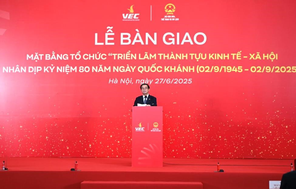 Ông Nguyễn Việt Quang, Phó Chủ tịch kiêm Tổng Giám đốc Tập đoàn Vingroup phát biểu báo cáo tại sự kiện