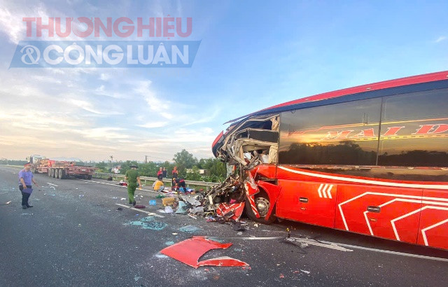 Cabin xe khách nát vụn sau tai nạn kinh hoàng trên cao tốc Đà Nẵng - Quảng Ngãi, đoạn qua Quảng Nam vào sáng 19/6.