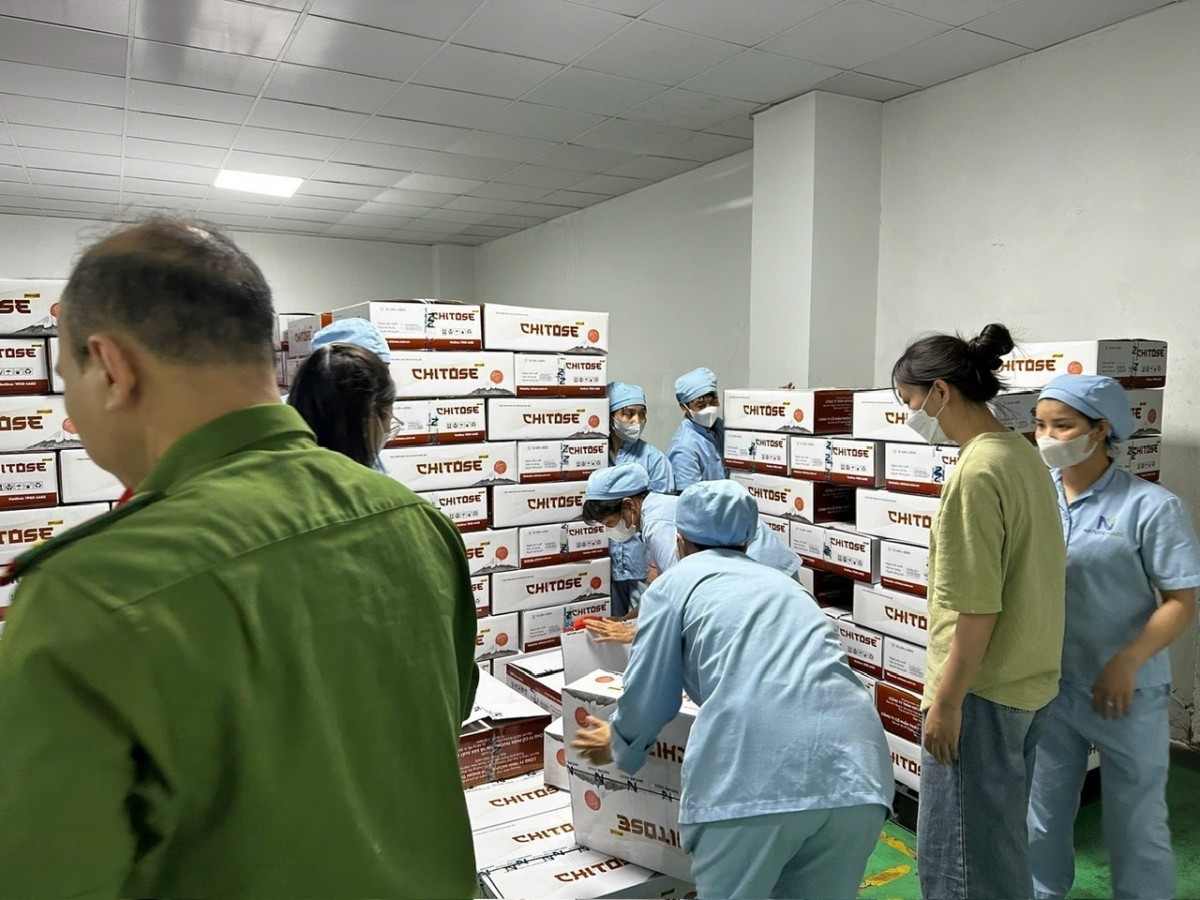 Cơ quan chức năng khám xét kho hàng của Công ty Z Holding. Ảnh: Bộ Công an