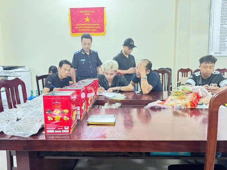 Cơ quan hải quan triệt phá đường dây đóng ma túy lẫn bánh kẹo, vận chuyển từ Thái, Lào vào Việt Nam - Ảnh: Hải quan cung cấp