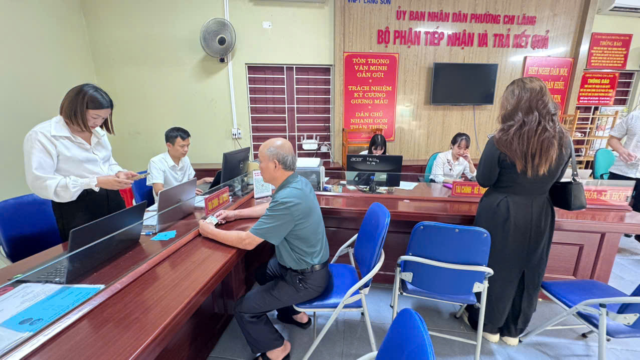 Cán bộ Trung tâm phục vụ hành chính công phường Lương Văn Tri hỗ trợ, giải quyết thủ tục hành chính cho nhân dân Cán bộ Trung tâm phục vụ hành chính công phường Lương Văn Tri hỗ trợ, giải quyết thủ tục hành chính cho nhân dân