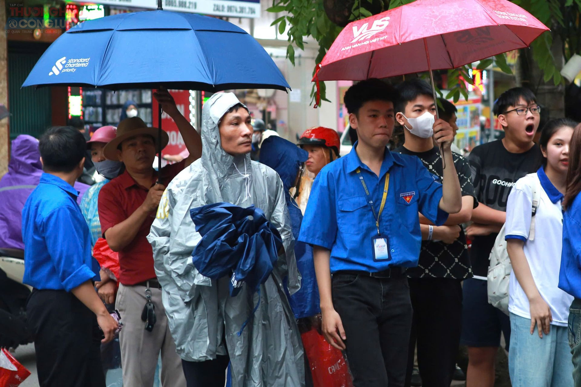 Rất nhiều phụ huynh ở điểm thi THPT Mỹ Đình nóng lòng vào tận cổng trường ngóng con. Chú Phạm Văn Ba, đội mưa chờ con. 