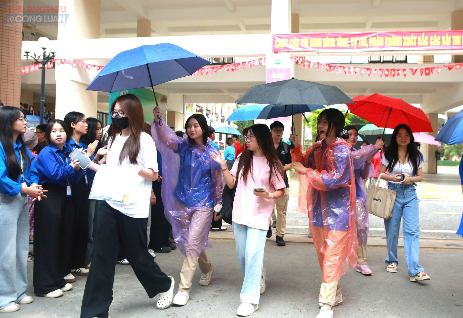 Thí sinh tại điểm thi THPT Mỹ Đình, TP.Hà Nội vui vẻ rời phòng thi dưới sự che chở và khích lệ của các anh chị 