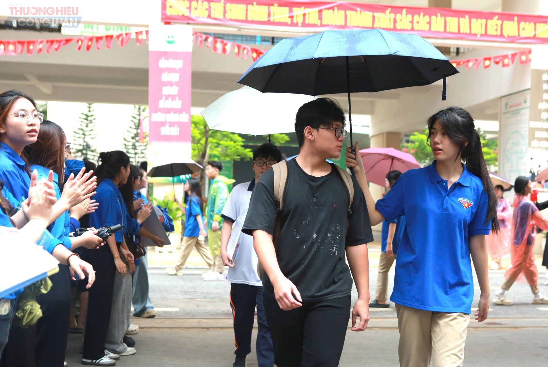 Áo xanh tình nguyện đội nắng dầm mưa hỗ trợ thí sinh, phụ huynh