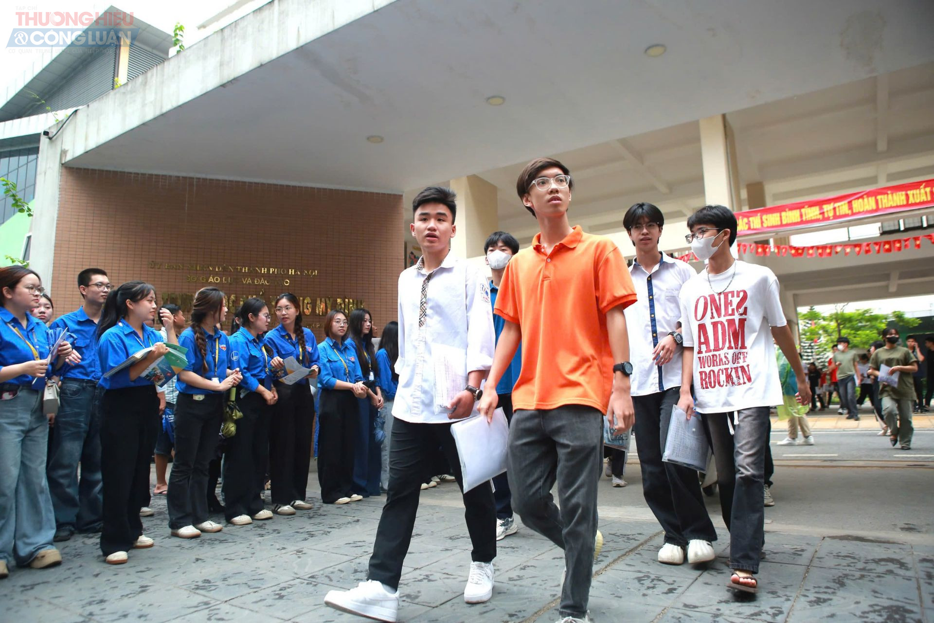 Tại điểm thi Trường THPT Mỹ Đình, em Nguyễn Minh Anh cho biết, đề thi môn Lý năm nay nhẹ nhàng, cả phần lý thuyết và bài tập đều phù hợp với năng lực học sinh. 