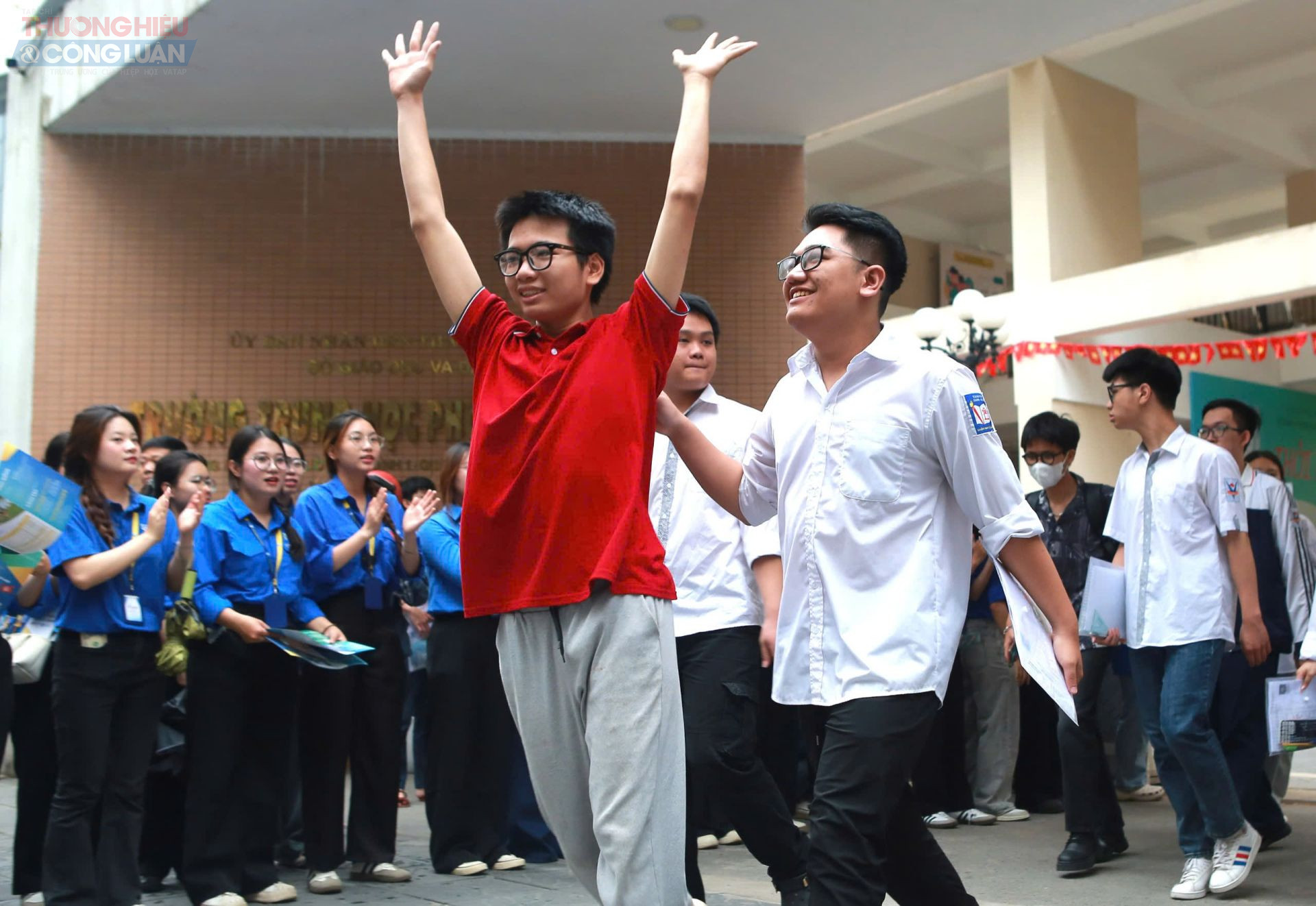 Sẽ công bố điểm thi tốt nghiệp THPT vào 8h ngày 16/7. Sẽ công bố điểm thi tốt nghiệp THPT vào 8h ngày 16/7.