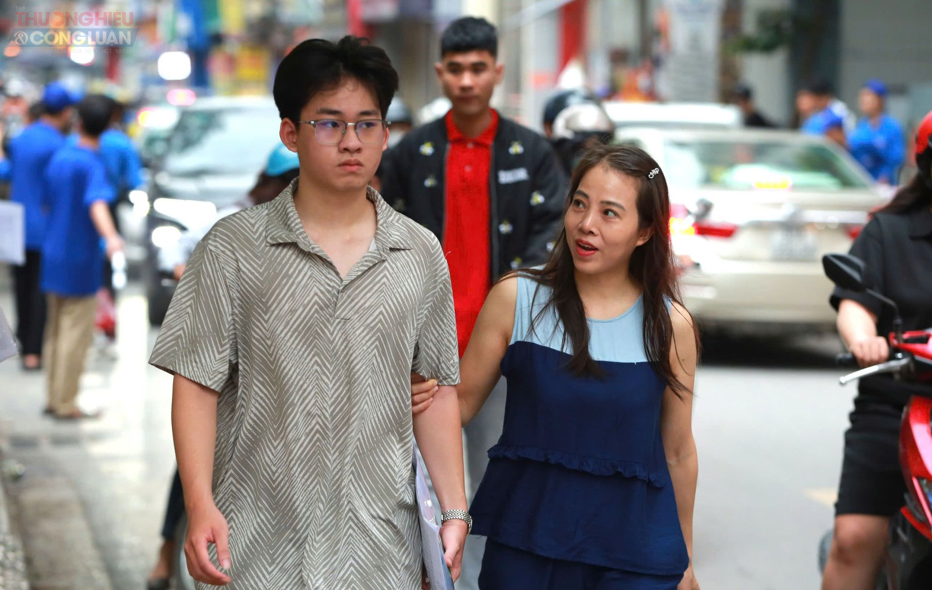 Thí sinh vừa bước ra khỏi cổng trường thì được mẹ chạy tới ôm hôn, mẹ em không cầm được nước mắt khi con hoàn thành kỳ thi.