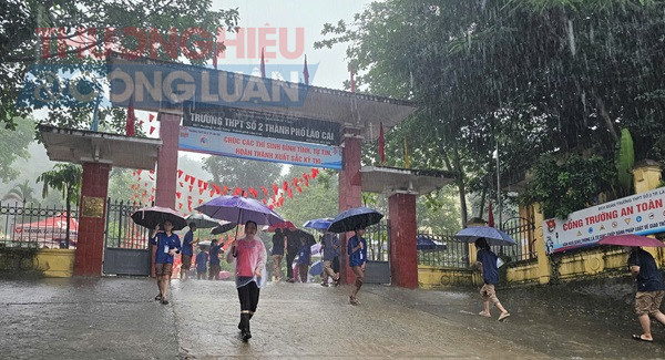 Tại một số điểm thi trên địa bàn tỉnh Lào Cai trời mưa rất to, khiến việc đi lại trở nên khó khăn...