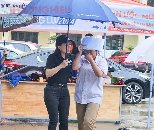 Chính những cử chỉ ân cần, những cái vỗ vai khích lệ lại là nguồn động viên vô cùng quý giá