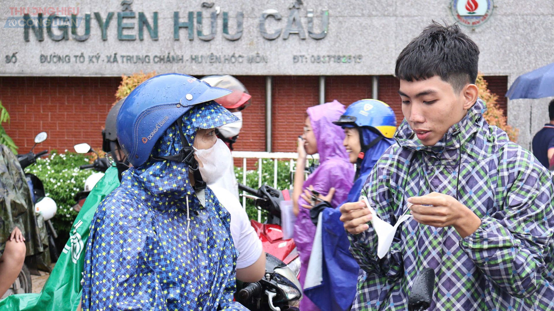 Phụ huynh kỳ vọng con sẽ làm bài thi thật tốt. (Ảnh: Mai Dung)