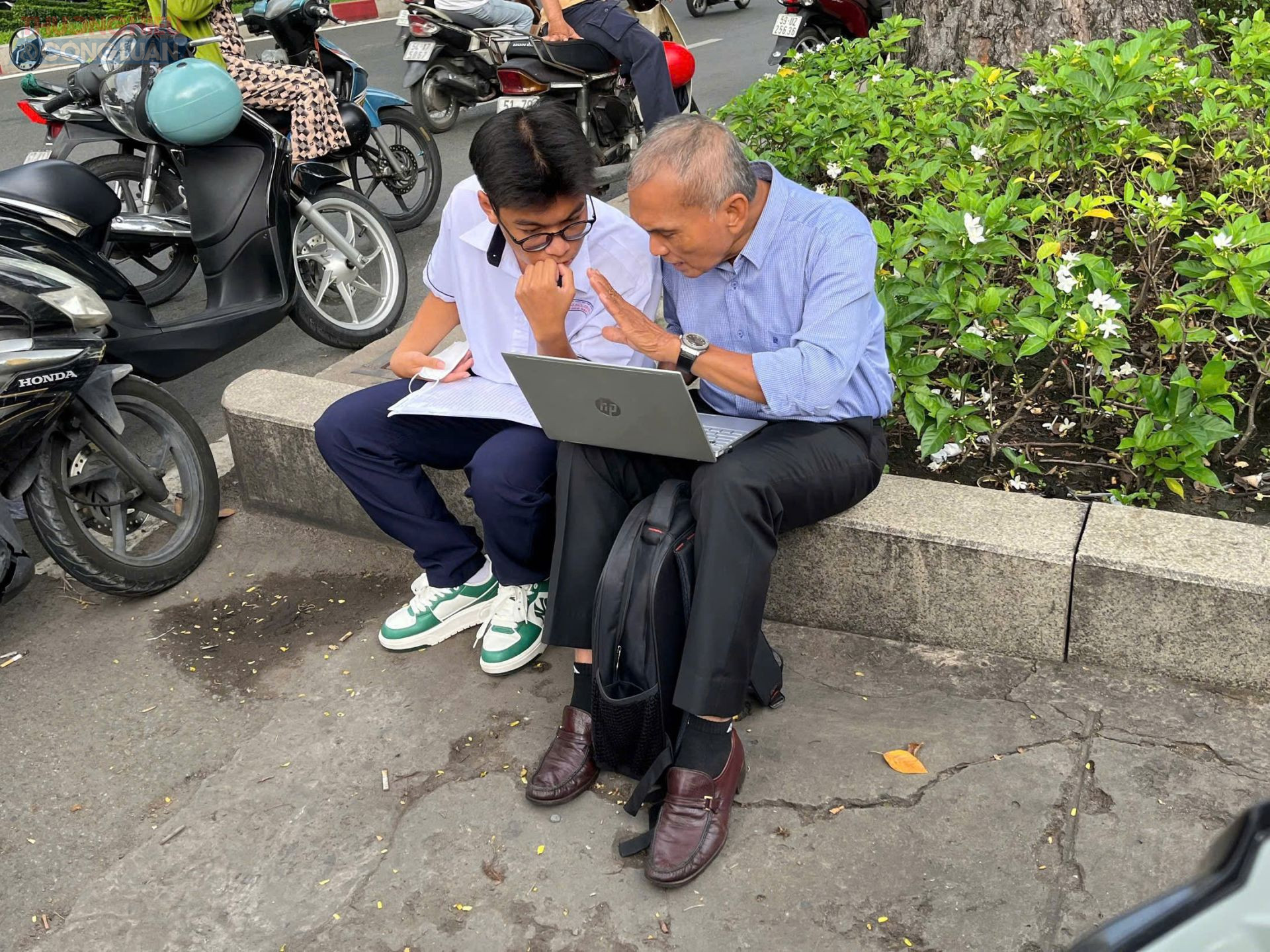 Thí sinh và phụ huynh tranh thủ ôn lại kiến thức trước giờ thi. (Ảnh: Mai Dung)