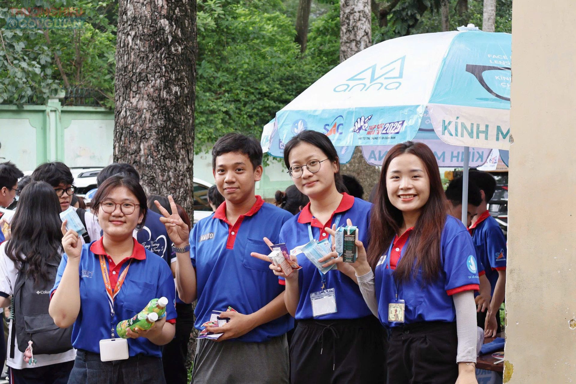 Lực lượng sinh viên tình nguyện tiếp sức mùa thi sẵn sàng hỗ trợ cho tất cả các thí sinh. (Ảnh: Tường Vi)