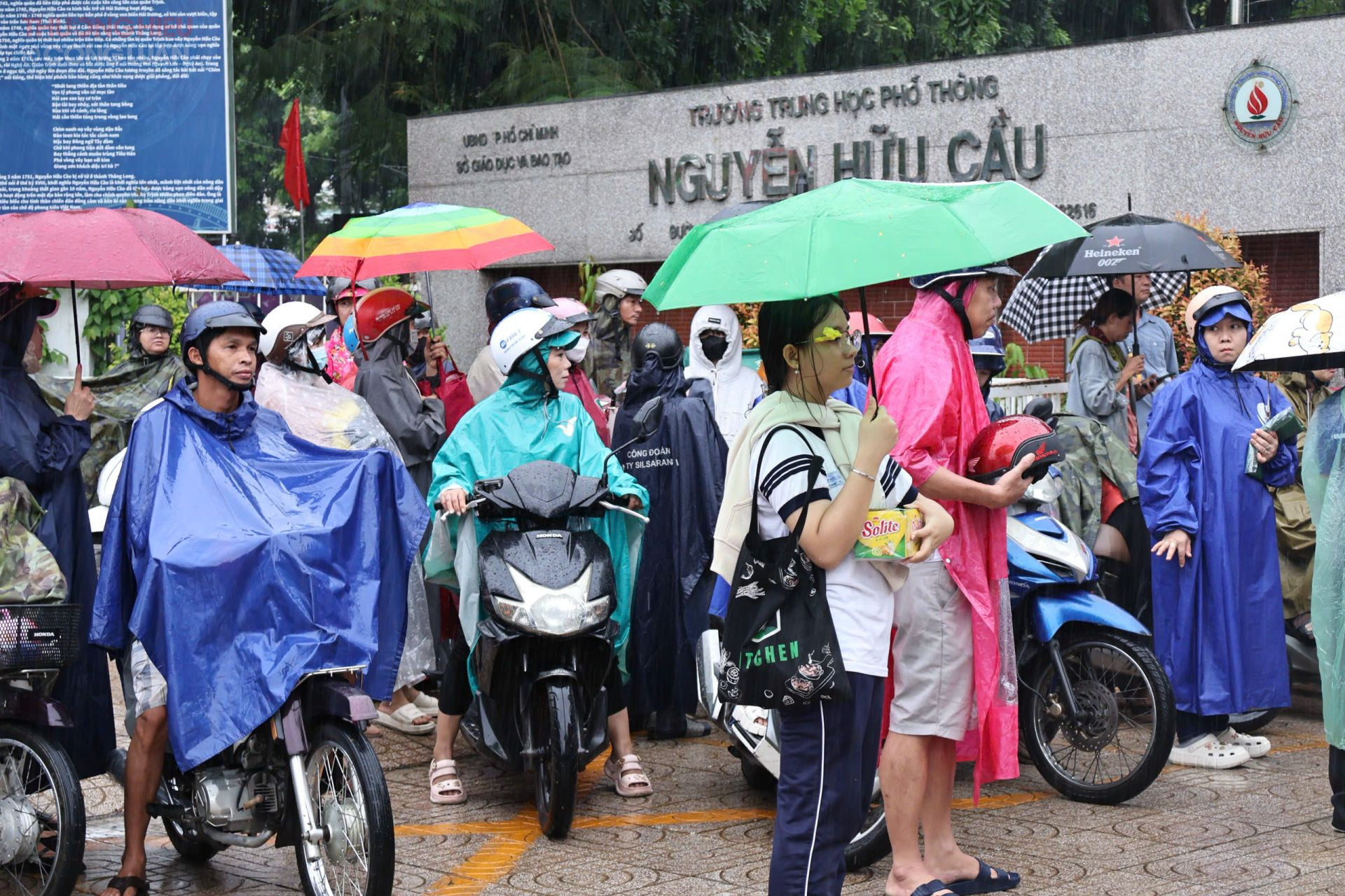 Trong những ngày diễn ra kỳ thi, không ít phụ huynh đã ở lại đợi con đến giờ kết thúc như tiếp thêm động lực cho con hoàn thành tốt bài thi. (Ảnh: Tường Vi)