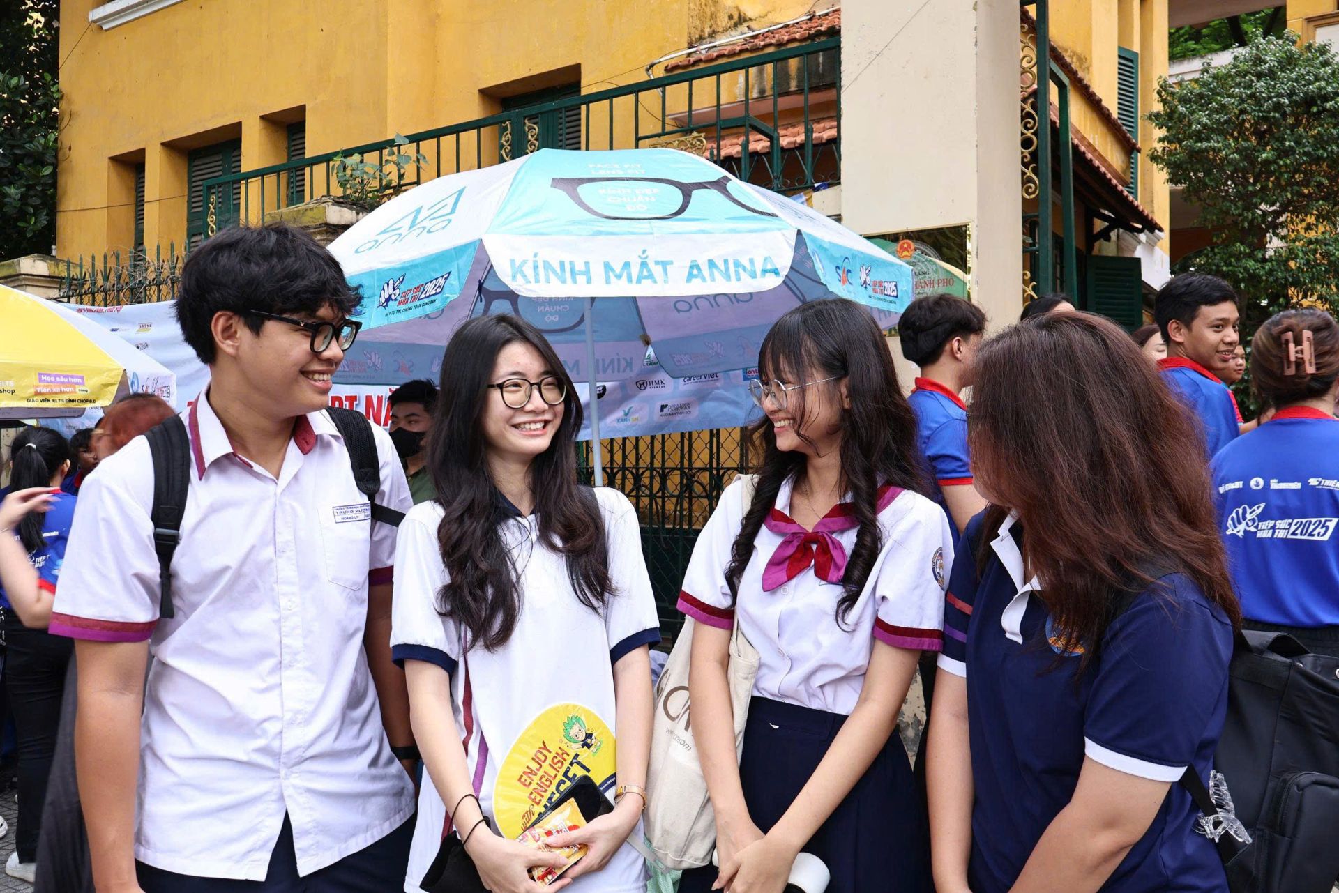 Những hình ảnh đẹp trong kỳ thi tốt nghiệp THPT 2025 tại TP. HCM