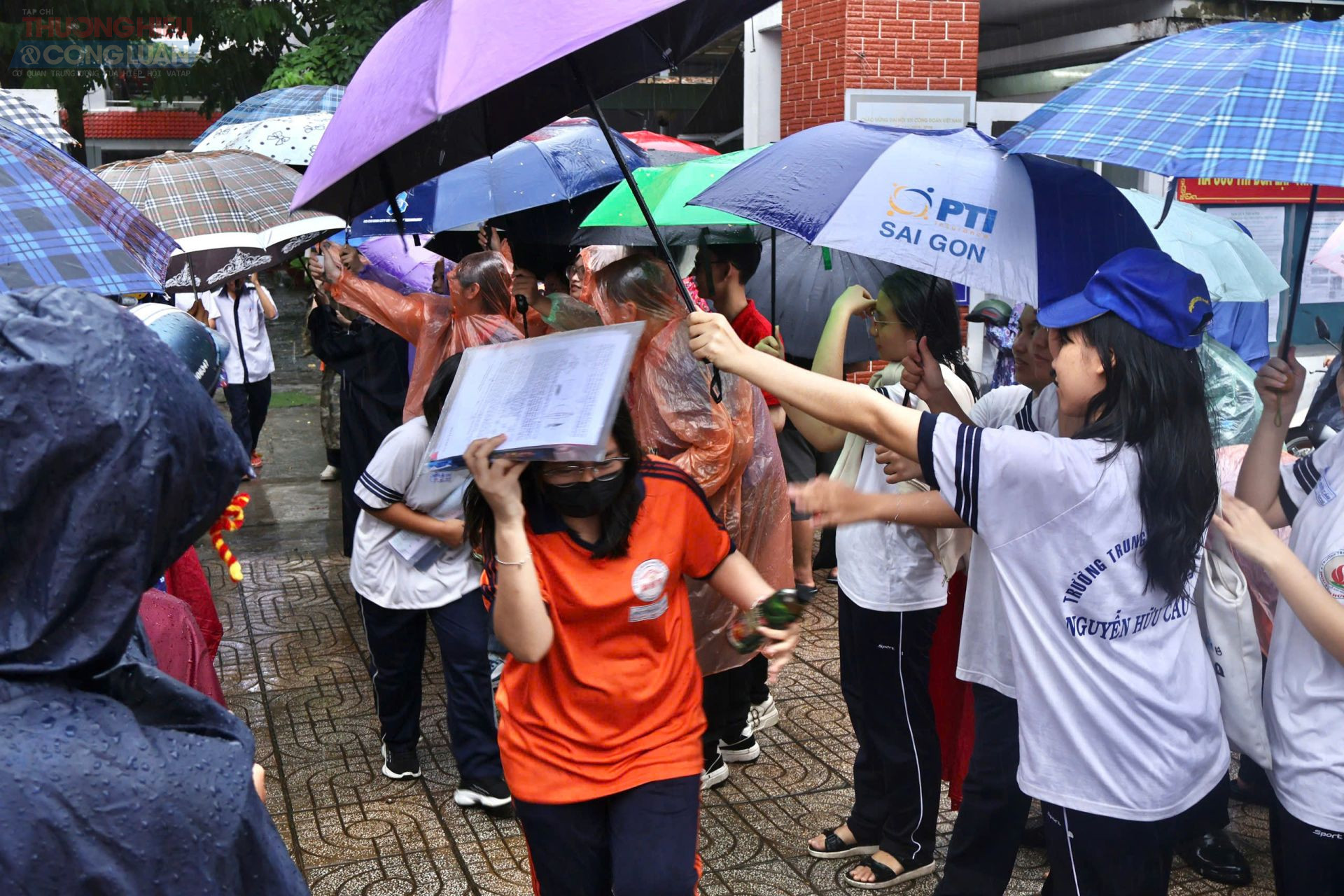 Thí sinh bước ra với niềm vui và sự cỗ vũ của nhiều phụ huynh (Ảnh: Hiền Thục)