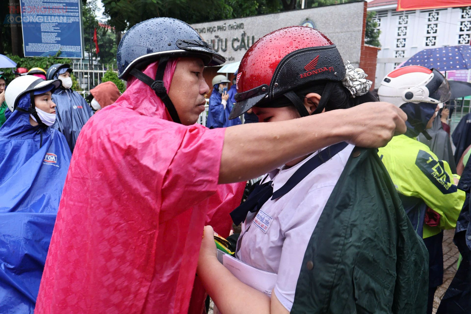 Người ba tận tình chăm sóc con, tránh để con bị ốm trong những ngày thi (Ảnh: Hiền Thục)