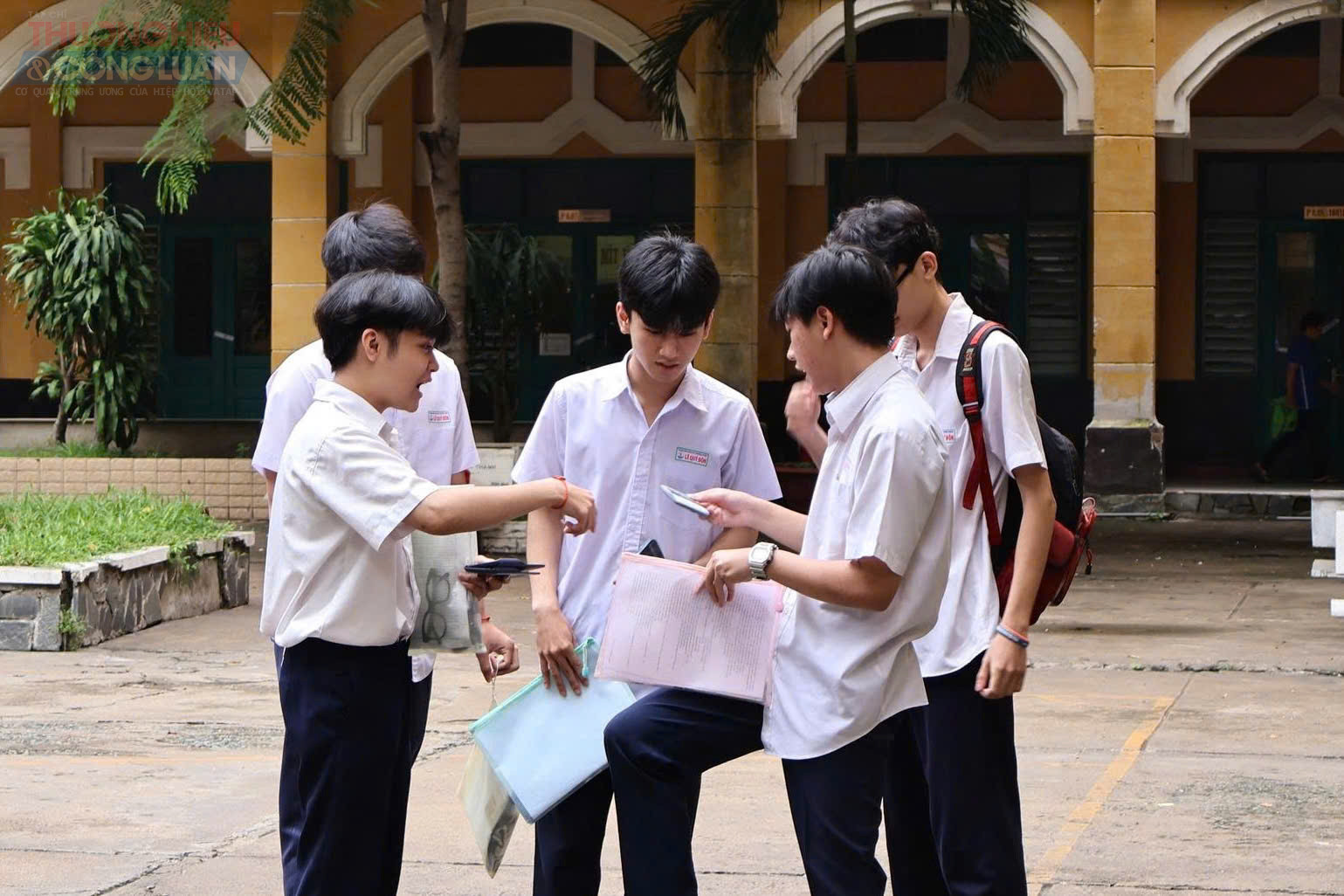 Nhiều thí sinh trao đổi kết quả sau khi thi xong (Ảnh: Hiền Thục)