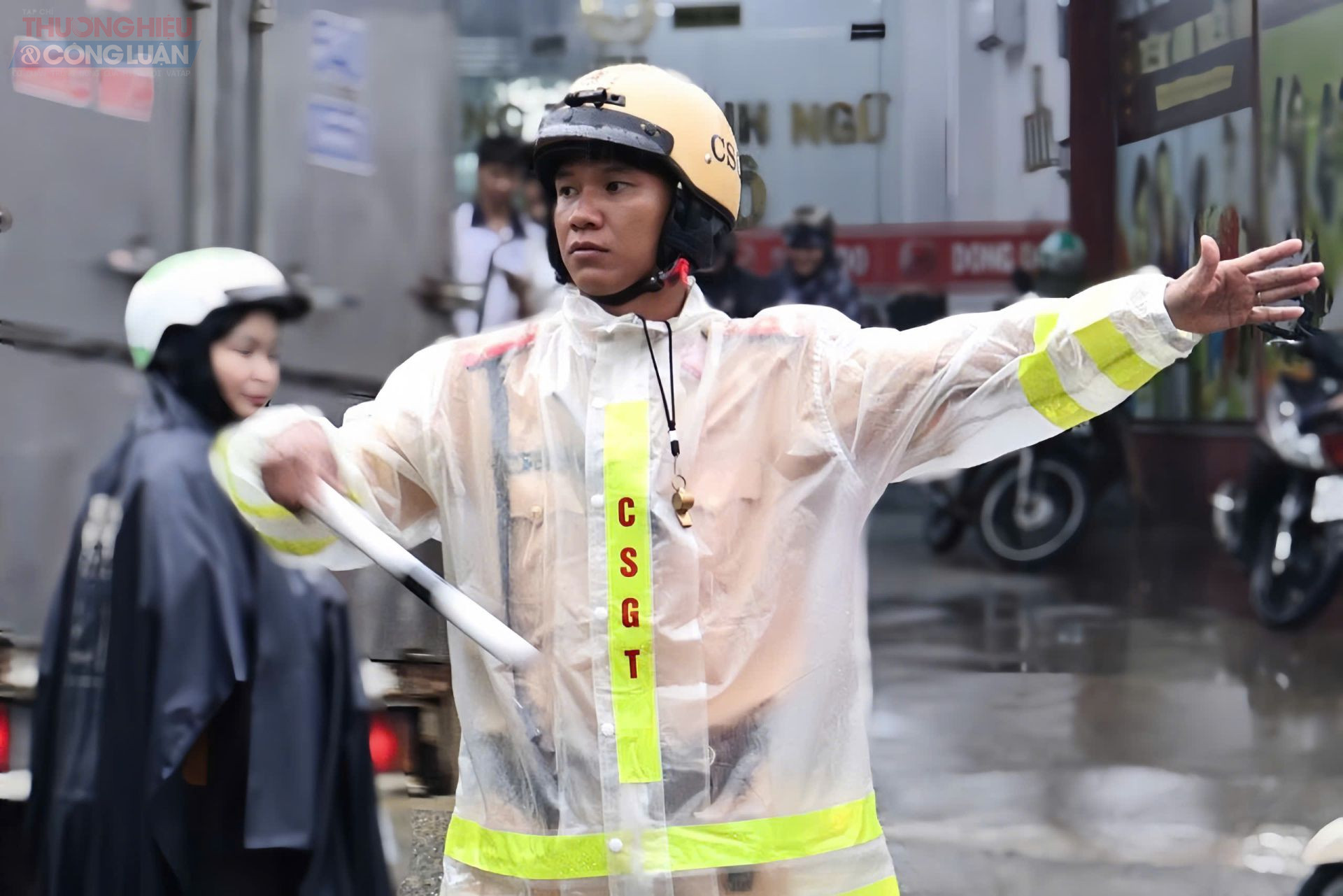 Lực lượng CSGT đội mưa làm nhiệm vụ đảm trật tự an toàn giao thông tại điểm thi trên địa bàn TP. HCM .(Ảnh: Hiền Thục)