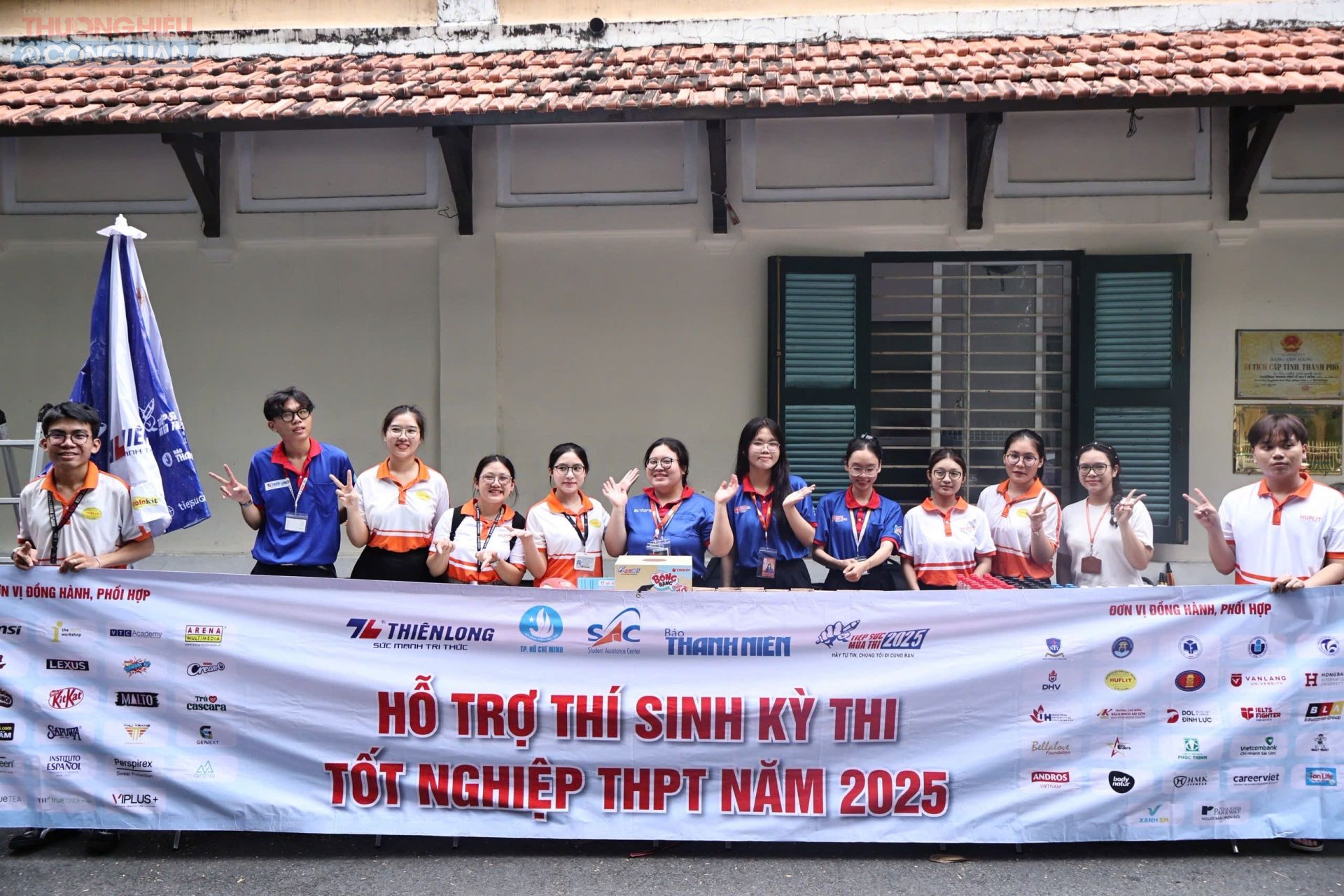 Các bạn sinh viên tình nguyện sẵn sàng tiếp sức tinh thần cho các thí sinh