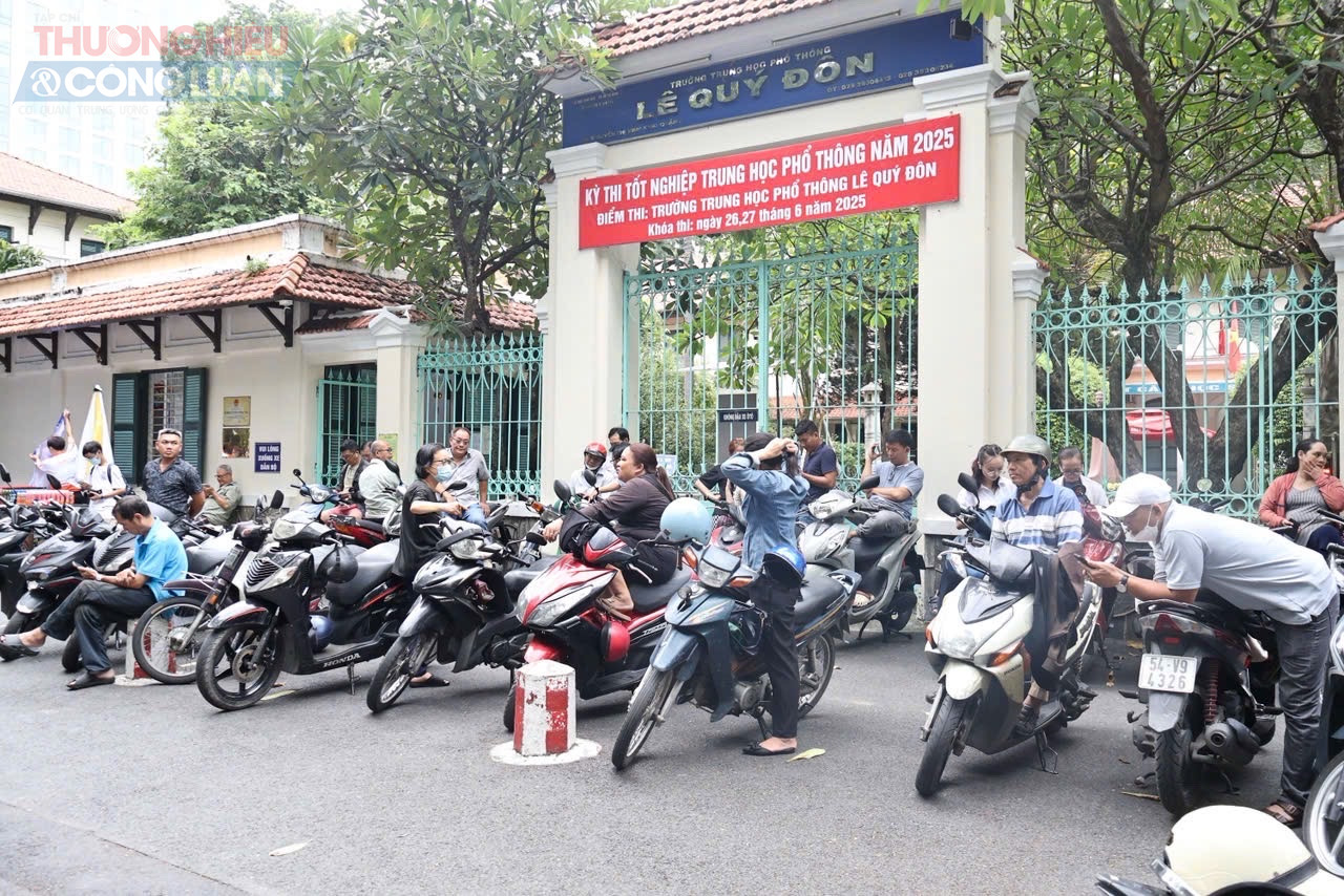 Nhiều phụ huynh cho biết: “Tôi có giữ tinh thần thoải mái cho con, tôi khuyên con cố gắng tập trung vào những gì đã được học. Tôi tin chắc là không chỉ là con tôi kỳ vọng về kết quả mà tất cả các bậc phụ huynh đều mong muốn như vậy, nhưng tôi không áp lực lên con quá. Tôi hy vọng con sẽ đạt được kết quả tốt.”