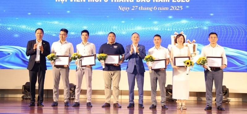 Hiệp hội DN TP Thanh Hóa trao chứng nhận cho các hội viên mới.