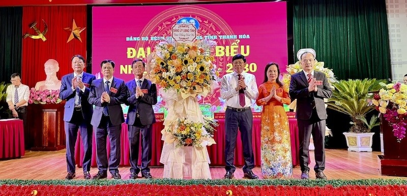 Trần Văn Hải, Ủy viên Ban Thường vụ Tỉnh ủy, Phó Bí thư Đảng uỷ UBND tỉnh tặng hoa chúc mừng Đại hội. Trần Văn Hải, Ủy viên Ban Thường vụ Tỉnh ủy, Phó Bí thư Đảng uỷ UBND tỉnh tặng hoa chúc mừng Đại hội.