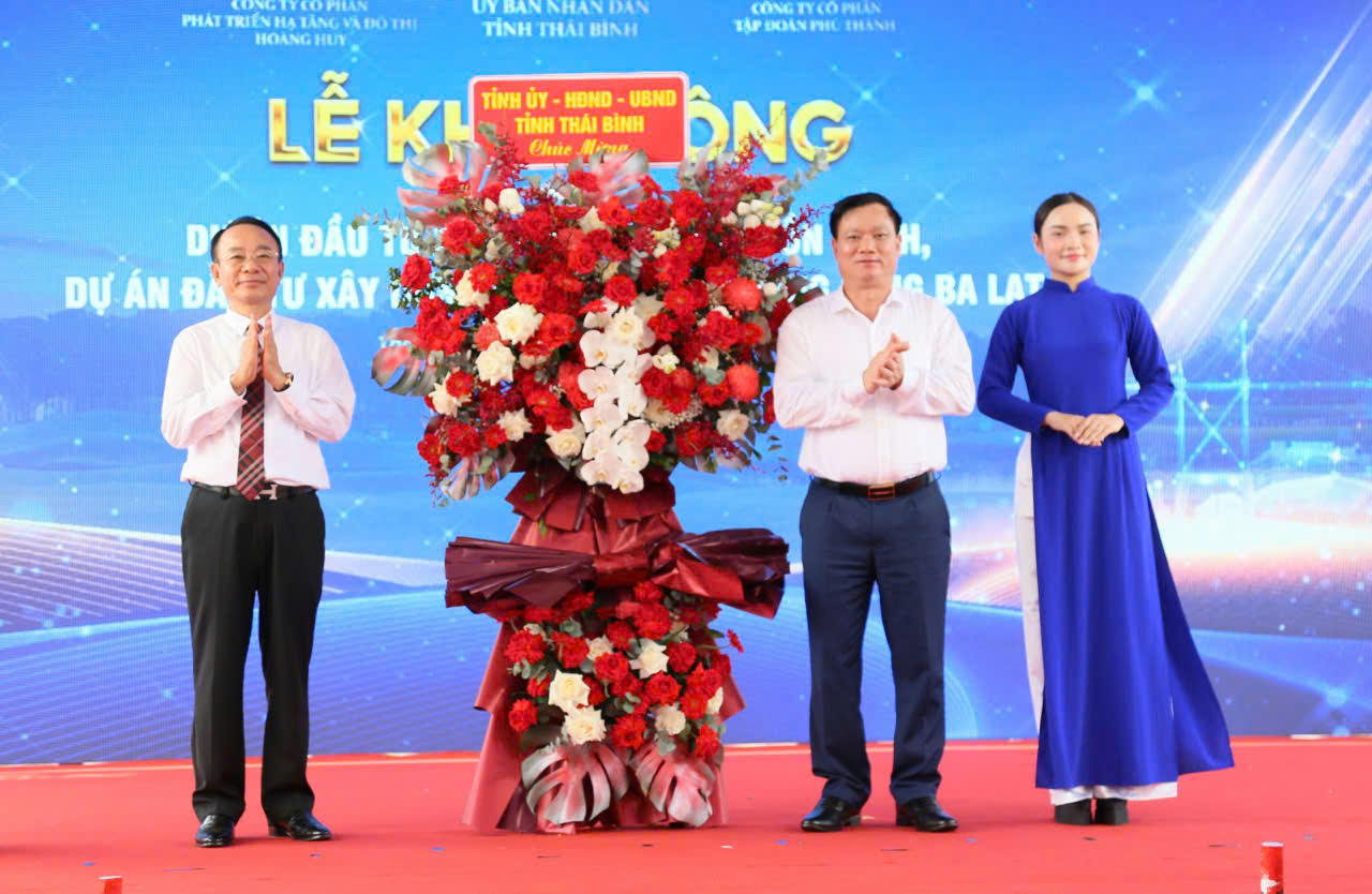 Thay mặt Tỉnh ủy, HĐND, UBND tỉnh, đồng chí Nguyễn Khắc Thận, Bí thư Tỉnh ủy tặng hoa chúc mừng nhà đầu tư. Thay mặt Tỉnh ủy, HĐND, UBND tỉnh, đồng chí Nguyễn Khắc Thận, Bí thư Tỉnh ủy tặng hoa chúc mừng nhà đầu tư.