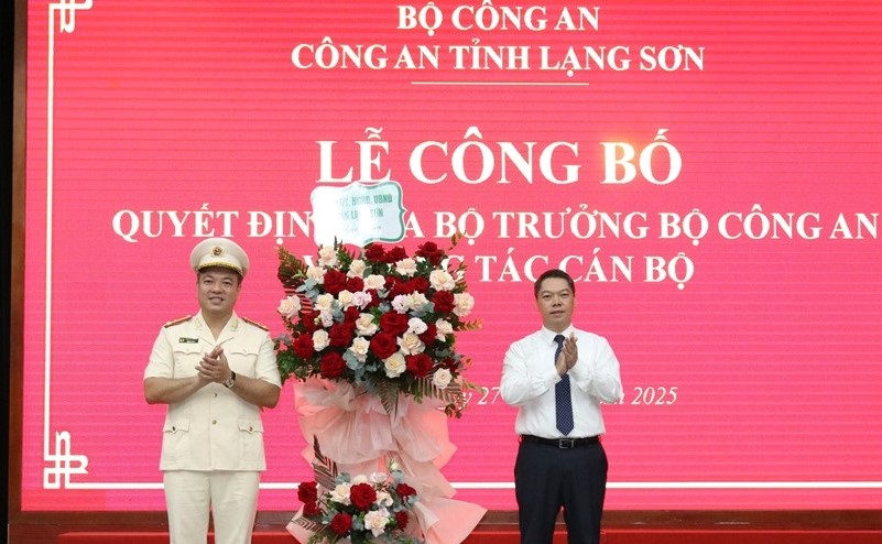 Phó Chủ tịch UBND tỉnh Lạng Sơn Đoàn Thanh Sơn tặng hoa chúc mừng Thượng tá Nguyễn Hữu Đức, tân Phó Giám đốc Công an tỉnh Lạng Sơn