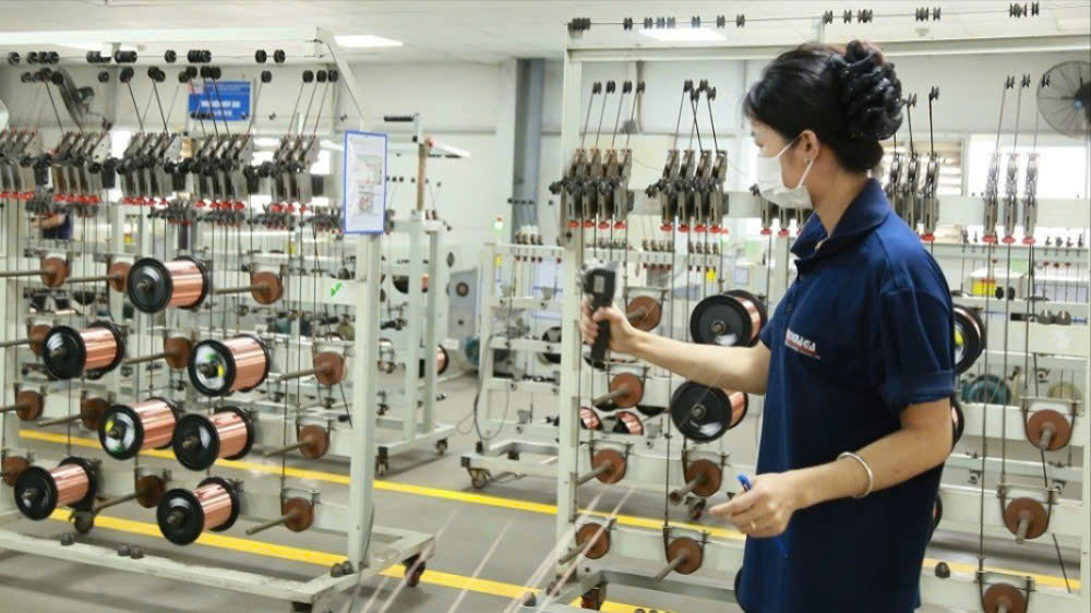 Công nhân Công ty TNHH Thành Đồng (Cụm công nghiệp Dốc Sặt, Từ Sơn) trong dây chuyền sản xuất.